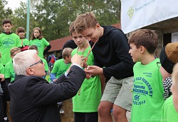 Uczeń jest dekorowany medalem za Eko Rajd