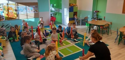 dzieci trzymają rury do grania