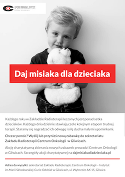 dziecko przytula misia