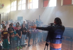 Artsysta śpiewa w tle dziecięca publiczność