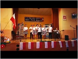 Uczniowie stoją na scenie