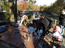 Uczniowie ZSP 8 porządkują groby