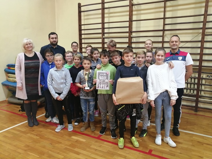 Uczniowie zwycieska drużyna pozuje z dyrektorem szkoły i wychowawcą