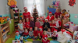 dzieci siedzą na dywanie ze świętym Mikołajem