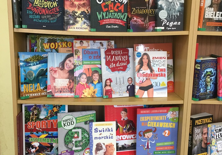 Książki wyeksponowane na regale