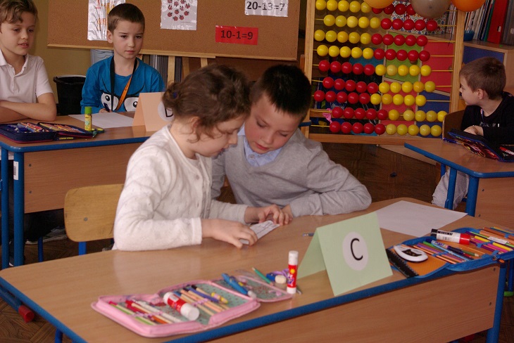 Dwoje dzieci rozwiazuje zadania w czasie konkursu matematycznego