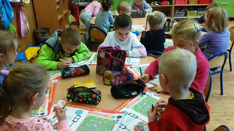 Dzieci wykonują zadania związane z bezpieczeństwem na drodze