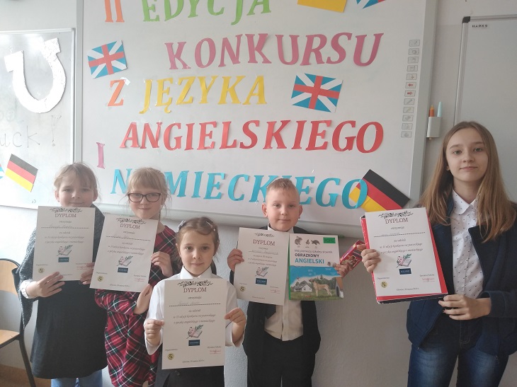 Grupa uczniów z dyplomami uznania w konkursie recytatorskim