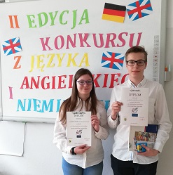 Milena i Karol z dyplomami uznania w konkursie recytatorskim