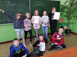 Dzieci trzymają własnoręcznie napisane listy do Księżnej