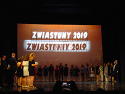 Na scenie stoją ludzie
