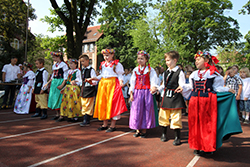 Dzieci w ludowych strojach