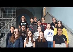 Grupa uczniów stoi i śpiewa