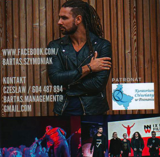 Bartas na tle drewnianej ściany. Zaproszenie na koncert