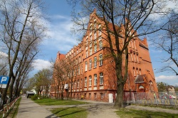 Budynek szkoły od strony ulicy Okrzei