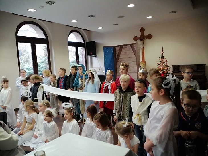 dzieci przebrane za postacie biblijne występują