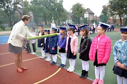 dzieci stoją na boisku