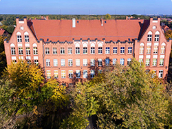 Budynek SP 18 widziany z lotu ptaka