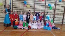 dzieci przebrane w stroje karnawałowe 