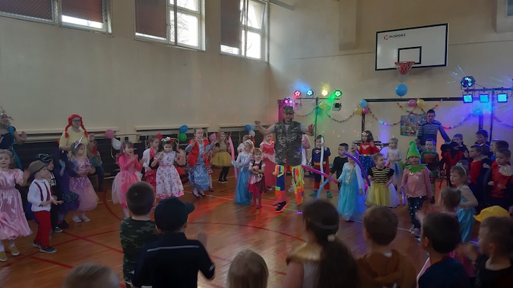 dzieci w strojach karnawałowych bawią się na sali gimnastycznej
