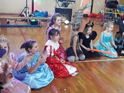 dzieci w strojach karnawałowych