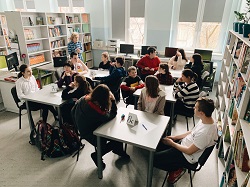 uczniowie przy stolikach w czasie konkursu