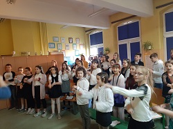 uczniowie w sali, uczestnicy konkursu 