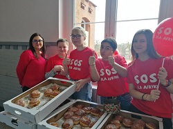 Uczennice sprzedające pączki