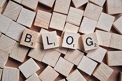 klocki na których ułożono napis blog