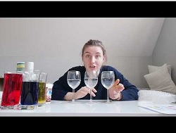 dziewczyna przed którą stoją kieliszki