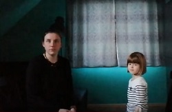 w pokoju siedzi młoda kobieta i dziewczynka