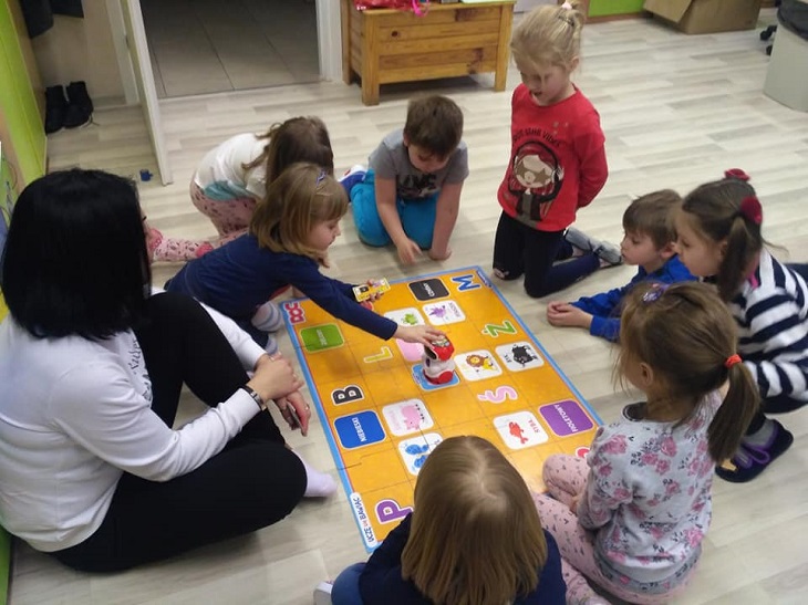 dzieci programują robota