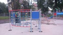 na obrazku widoczny jest plac zabaw z kolorowymi linkami do wspinaczki