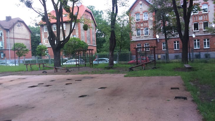 obrazek przedstawia miejsce po placu zabaw