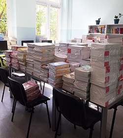stos książek w bibliotece szkolnej