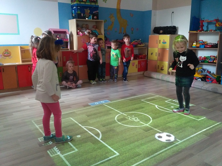 dzieci graja na magicznym dywanie