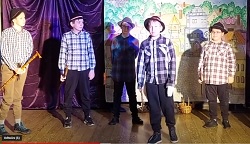 chłopcy na scenie