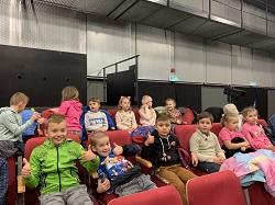 dzieci w teatrze