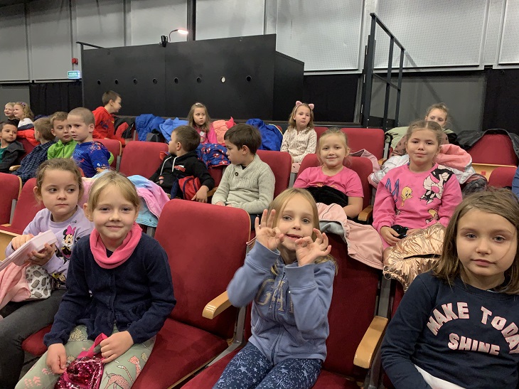 dzieci w teatrze