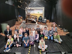 dzieci w teatrze