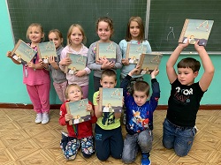 dzieci pokazują książki
