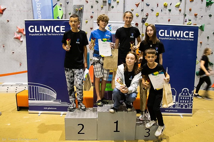 podium z zawodnikami
