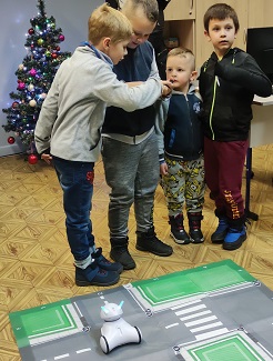 dzieci się bawią Photonem