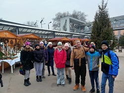 dzieci na jarmarku
