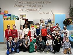 dzieci z mikołajem