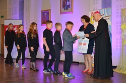 dzieci odbierają nagrodę