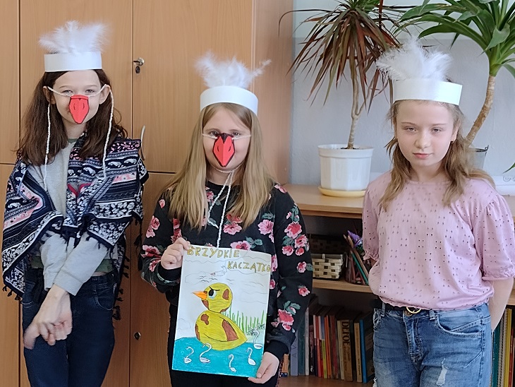 dzieci w przebraniach