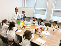 dzieci w laboratorium