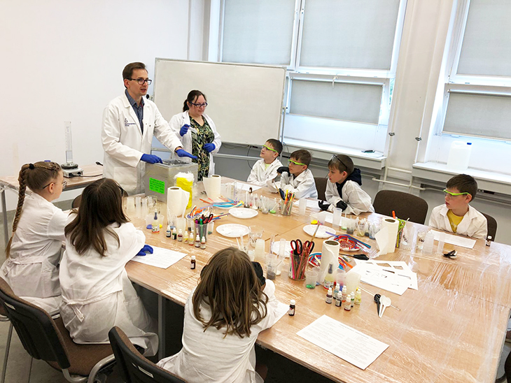 dzieci w laboratorium
