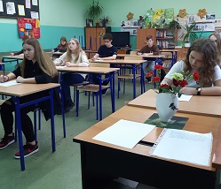 uczniowie w ławkach